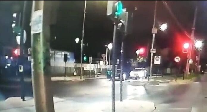 Sujetos intentan robar auto a mujer, ella acelera y atropella a uno