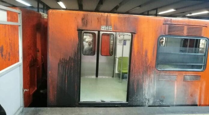 Un incendio se registró en el Metro de la Ciudad de México; los ciudadanos criticaron a la jefa de gobierno por andar de gira.