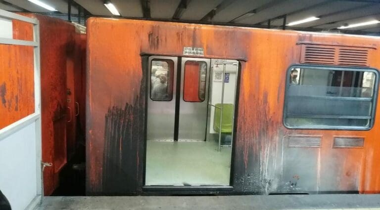 Un incendio se registró en el Metro de la Ciudad de México; los ciudadanos criticaron a la jefa de gobierno por andar de gira.