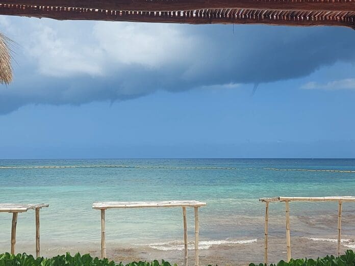 Surge tromba frente a Akumal