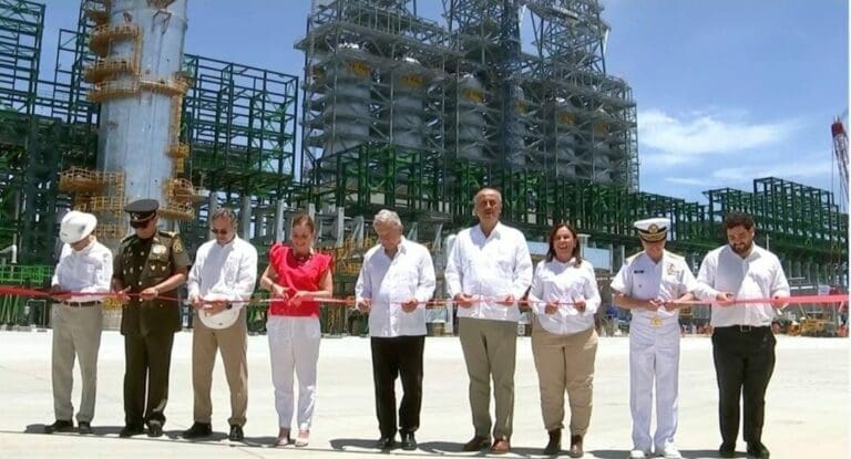 AMLO inauguró este día la refinería de Dos Bocas, o más bien la primera etapa del megaproyecto; asistió mucha gente de la 4T.