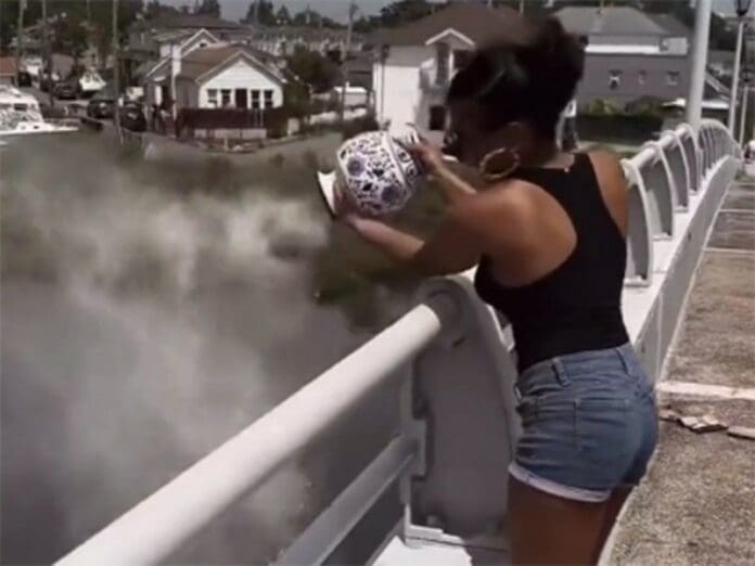 Esta mujer grabó el momento en que lanzó las cenizas de la mamá de su novio tras descubrir que le era infiel.