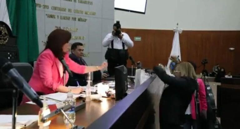 Video: Diputada de Morena causa percance y lesiona a otra legisladora