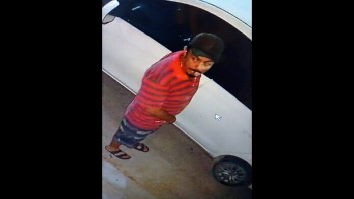 Captan en video a ladrón que asola calles de Villas del Sol