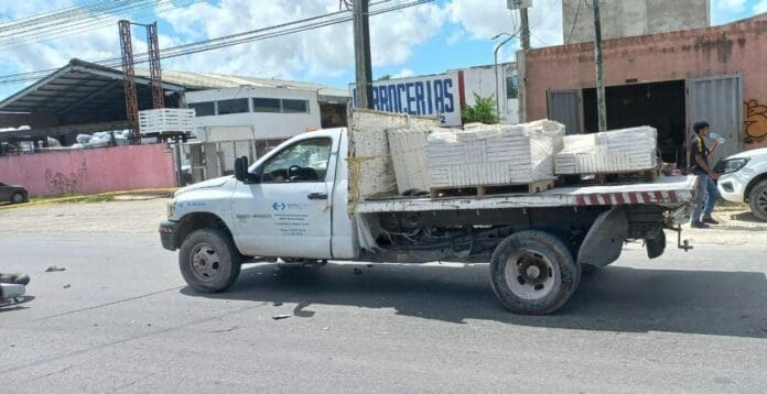 Muere motociclista al estrellarse contra volquete en la avenida José López Portillo de Cancún