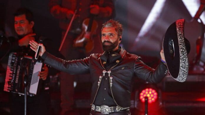 VIDEO: Alejandro Fernández 'patea' peluche del Dr. Simi durante concierto