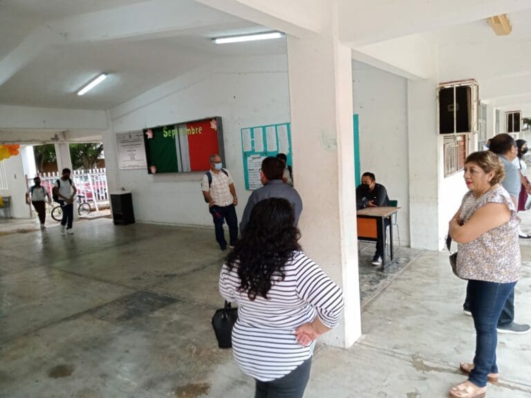 Maestros de secundaria en Chetumal inician paro de brazos caídos por falta de energía eléctrica en aulas