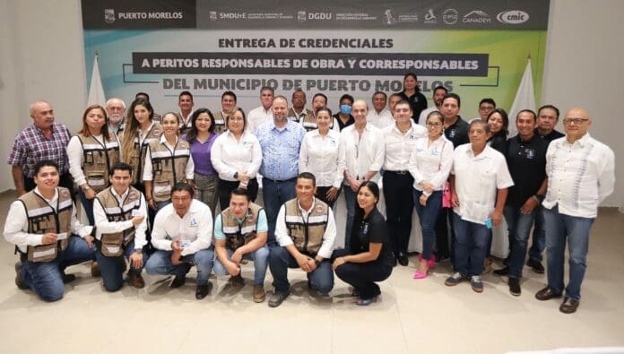 Entrega Blanca Merari Tziu credenciales a peritos responsables de obra de Puerto Morelos
