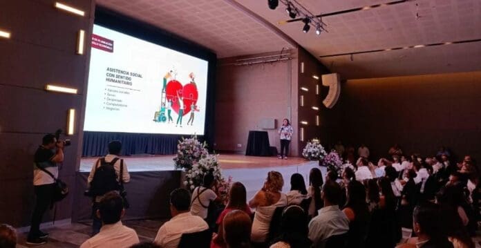 La diputada local Cristina Torres ha rendido su tercer informe de actividades legislativas. Destacó la presencia de Yeidckol Polevnsky.