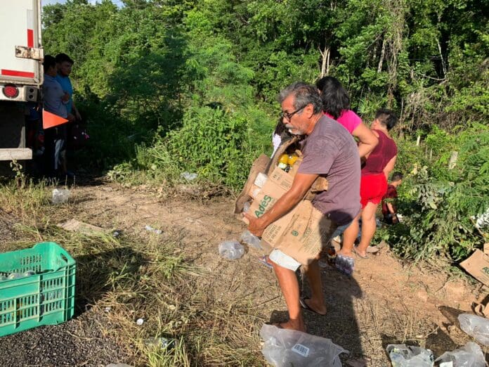 Saquean ciudadanos un remolque volcado en carretera Bacalar-Limones