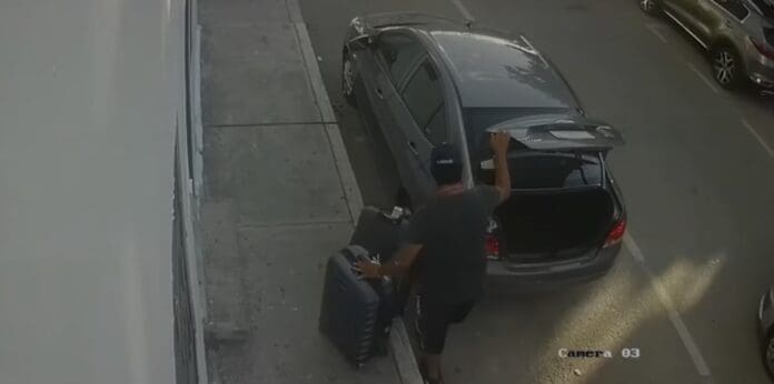 VIDEO: Abre vehículo rentado y roba maletas de turistas en Playa del Carmen