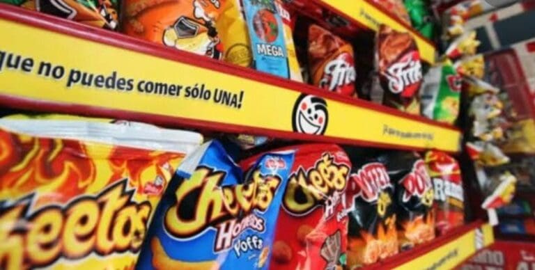 Las botanas, mejor conocidas como "papitas", pueden causar daños a la salud se si consumen en exceso. Piden tener cuidado.
