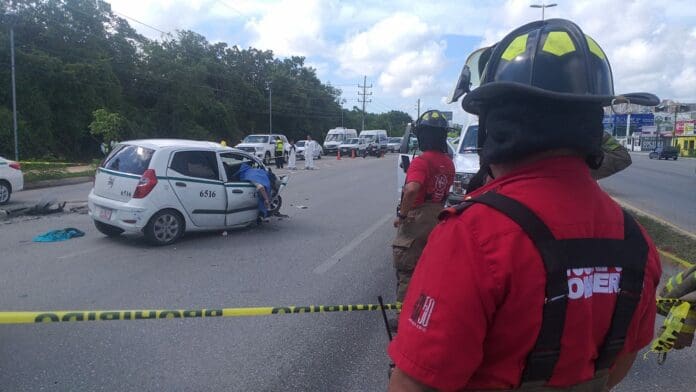 Una mujer perdió la vida tras el choque de un taxi en Bonfil; además tres personas resultaron lesionadas durante este percance.