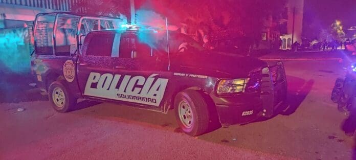 Un sujeto fue ejecutado la noche de este sábado en calles de la Colosio de Playa del Carmen. Le dispararon desde un vehículo.