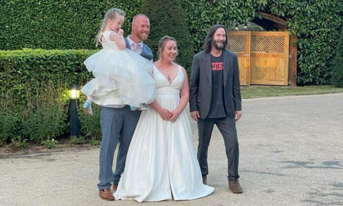 Hombre se encuentra con Keanu Reeves en un bar, lo invita a su boda y sí va