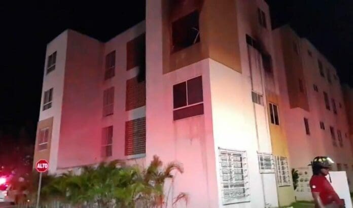 Incendio consume dos departamentos en Residencial Turquesa de Cancún