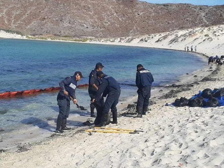 Por derrame de combustible, cierran "la playa más bonita de México"
