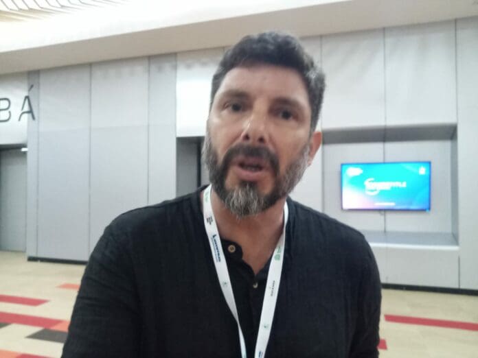 Interrumpe buzo presentación del Tren Maya en foro de inversionistas