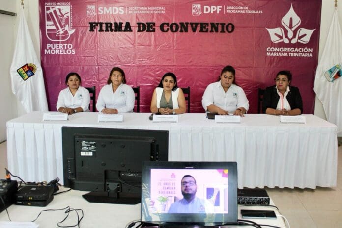 Firma Blanca Merari convenio con la congregación Mariana Trinitaria a favor de portomorelenses