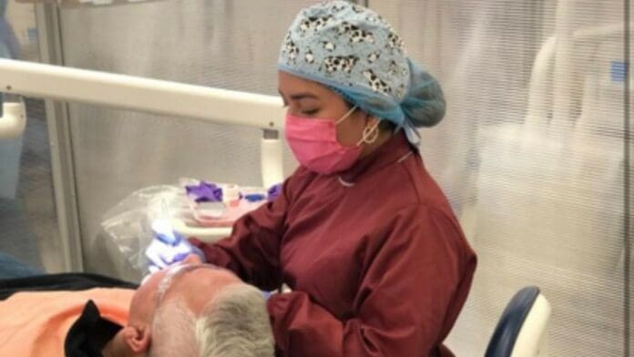 Dentista se ofrece en aplicación móvil