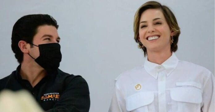 Samuel García y su esposa siguen sacando a menores del DIF para tomarse fotos con ellos. ONG's alertan de la gravedad del caso.