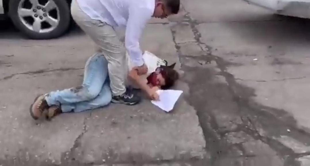 Video: Mujer se sujeta de la camioneta de AMLO y termina en el suelo