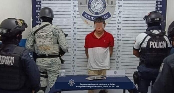 Dos sujetos que reñían en Playa del Carmen fueron detenidos por la Policía. A uno de ellos le hallaron un arma de fuego.