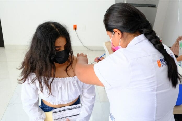 Dan seguimiento a vacunación de menores, contra el Covid-19