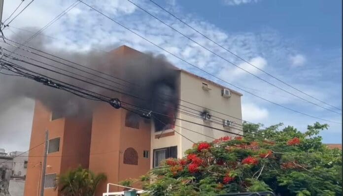 Aparente corto circuito provoca incendio en departamento de la Supermanzana 15 de Cancún