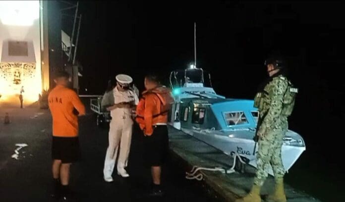 Rescatan a 60 turistas de embarcación varada en Chetumal