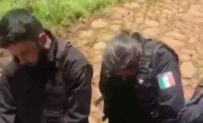 Mediante una grabación se dio a conocer cómo policías municipales de Jalisco fueron retenidos e interrogados por sujetos armados.