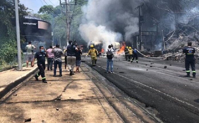 Captan en video choque que provocó explosión de pipa en Acapulco: un muerto y tres heridos