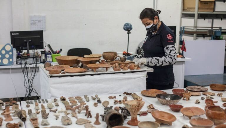 Familia española entrega a México más de 2 mil piezas prehispánicas