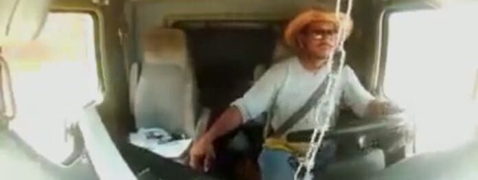 Pipa impacta una camioneta estacionada