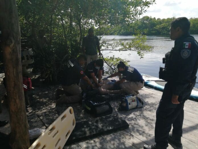 Pese a que no sabía nadar, un hombre se arrojó a un cenote para salvar a su hija que había caído de un kayak; murió ahogado.