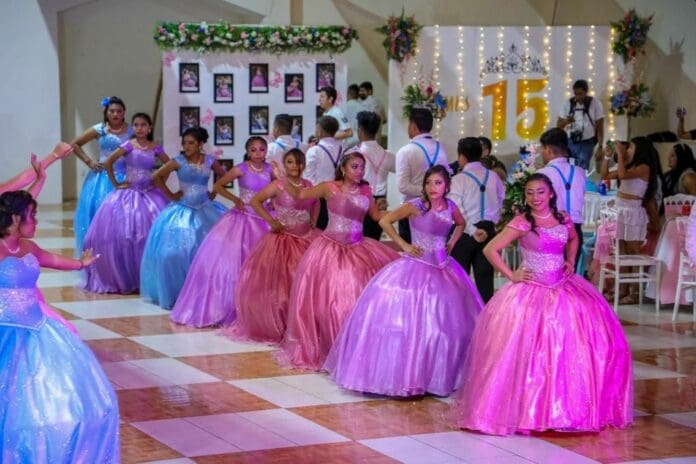 Celebran con regocijo a quinceañeras de Tulum
