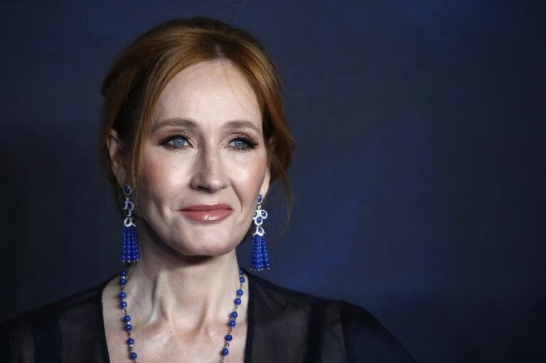 "Tú eres la siguiente": Amenazan a J.K. Rowling tras apoyar al escritor Salman Rushdie