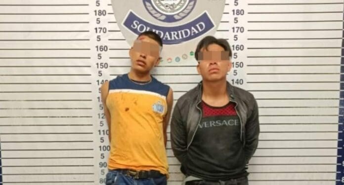 Dos sujetos fueron detenidos en Playa del Carmen por la Policía; ciudadanos los habían retenido pues los vieron asaltar a una persona.