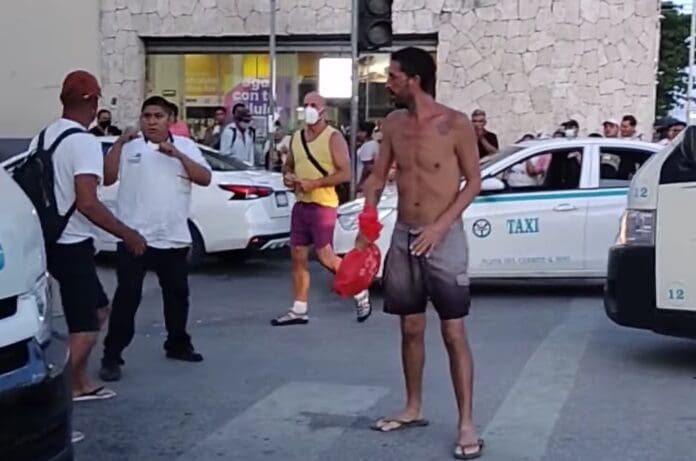 Taxista golpea a turista en Playa del Carmen, lo noquea y va a dar al suelo