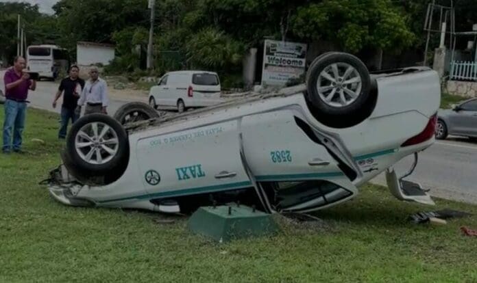 Por exceso de velocidad, vuelca taxi frente al Hotel Barceló de Playa del Carmen