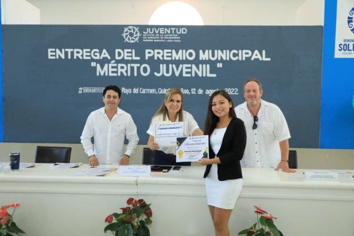 Premia gobierno de Solidaridad al Mérito Juvenil