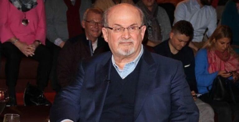 El escritor Salman Rushdie fue atacado cuando se disponía a dar una conferencia en Nueva York; el agresor ya fue detenido.
