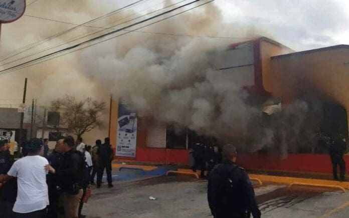 Terror en Ciudad Juárez: civiles armados incendian dos tiendas Oxxo