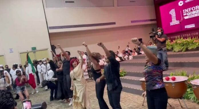 Layda Sansores decidió montar una coreografía para dar inicio a su primer informe; el baile no pasó desapercibido para los internautas.