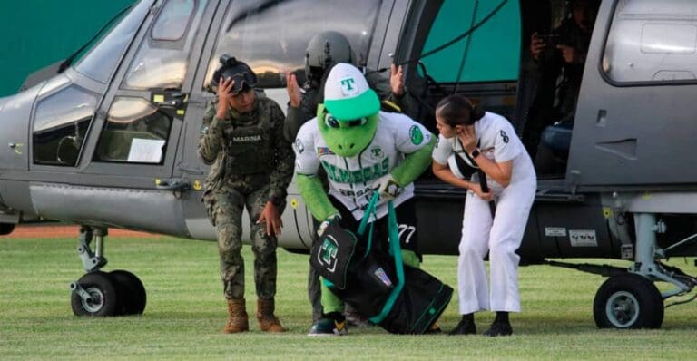VIDEO: Marina utiliza helicóptero para trasladar a “Pochi”, mascota de los Olmecas de Tabasco