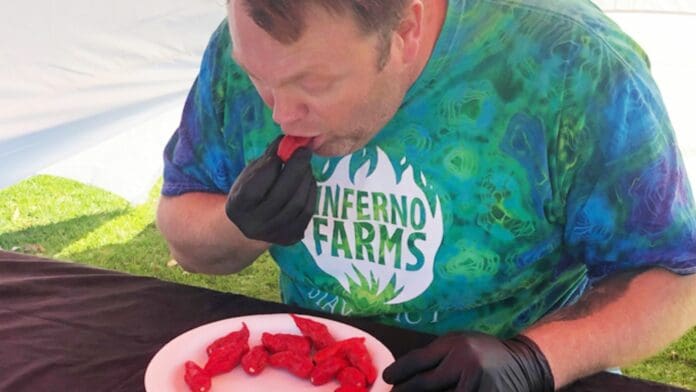 Hombre se come 17 chiles picantes en 1 minuto buscando romper un récord Guinness