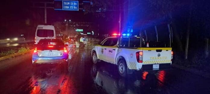 Lluvias y exceso de velocidad provocan aparatosa volcadura en la carretera Cancún-Puerto Morelos