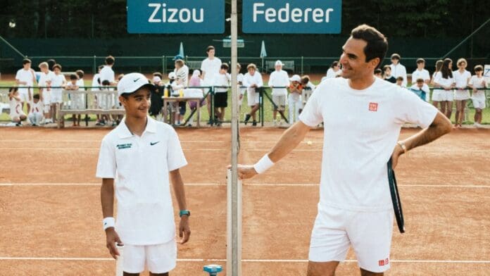 Roger Federer cumple promesa y sorprende a un joven al enfrentarse con él en un partido