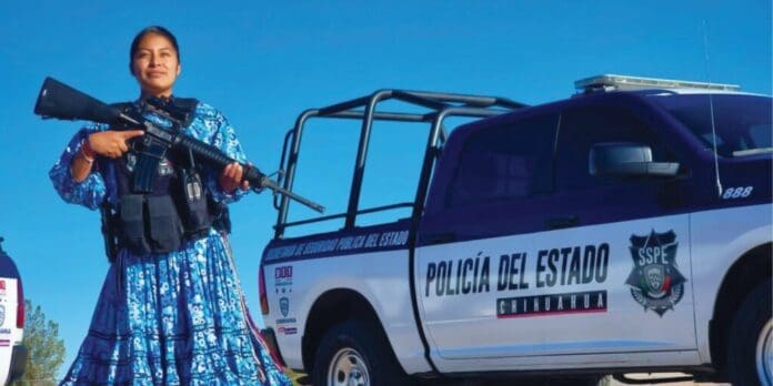 Ella es Liliana Moreno, la primera mujer rarámuri en la Policía de Chihuahua