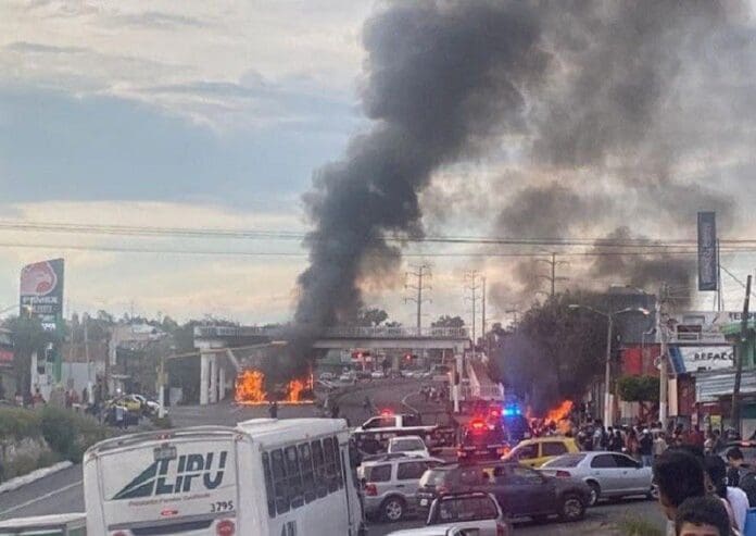 Reportan balacera y bloqueos con vehículos incendiados en Zona Metropolitana de Guadalajara